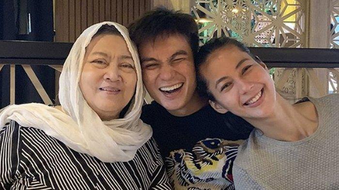 Ibu Baim Wong Meninggal, Baim Wong Pandangi Jenazah Ibunda, Paula Verhoeven Ramah Salami Para Tamu