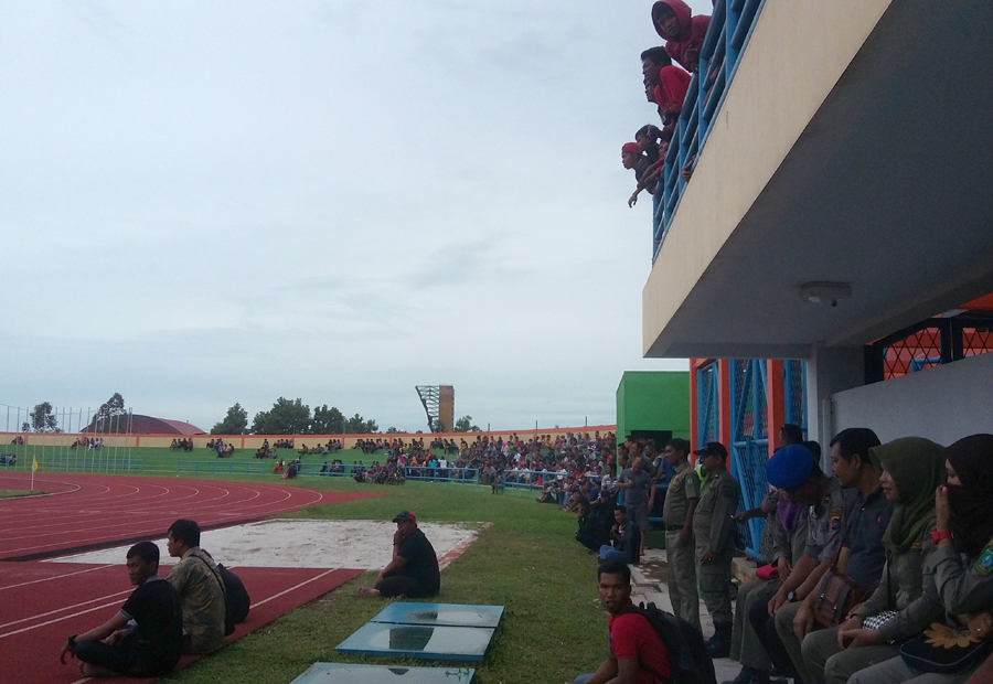 Partai Final Bola Antar Desa se Beltim, Penonton Meluber