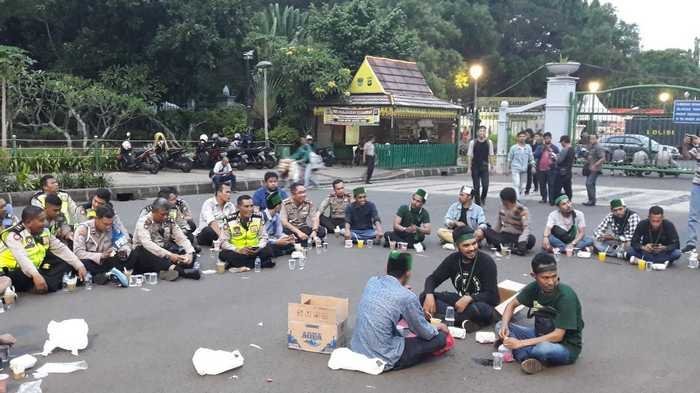 Puluhan Aktivis HMI Buka Puasa Bersama Polisi yang Menjaga Aksi Demo Mereka
