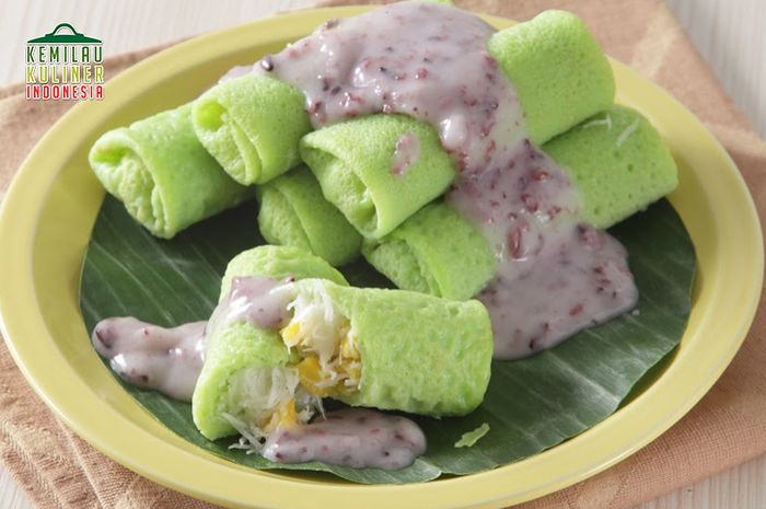 belitung/dadar-gulung-saus-tape-camilan-tradisional-dengan-siraman-saus-lezat.jpg
