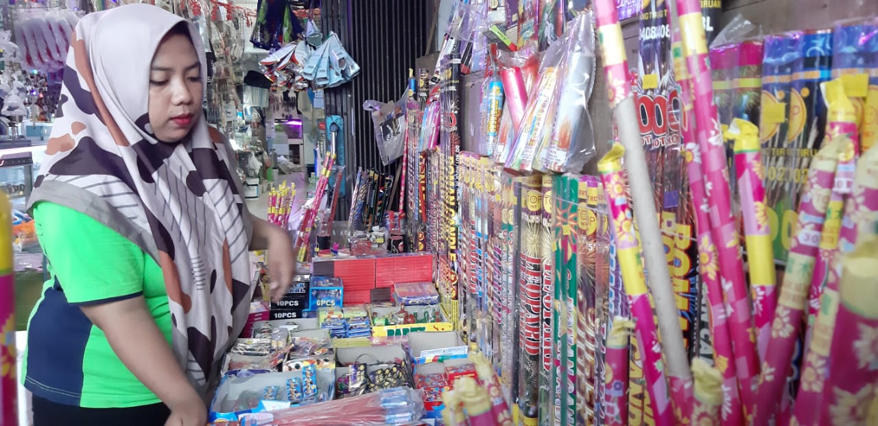 deretan-kembang-api-yang-dijual-di-toko-tommy.jpg