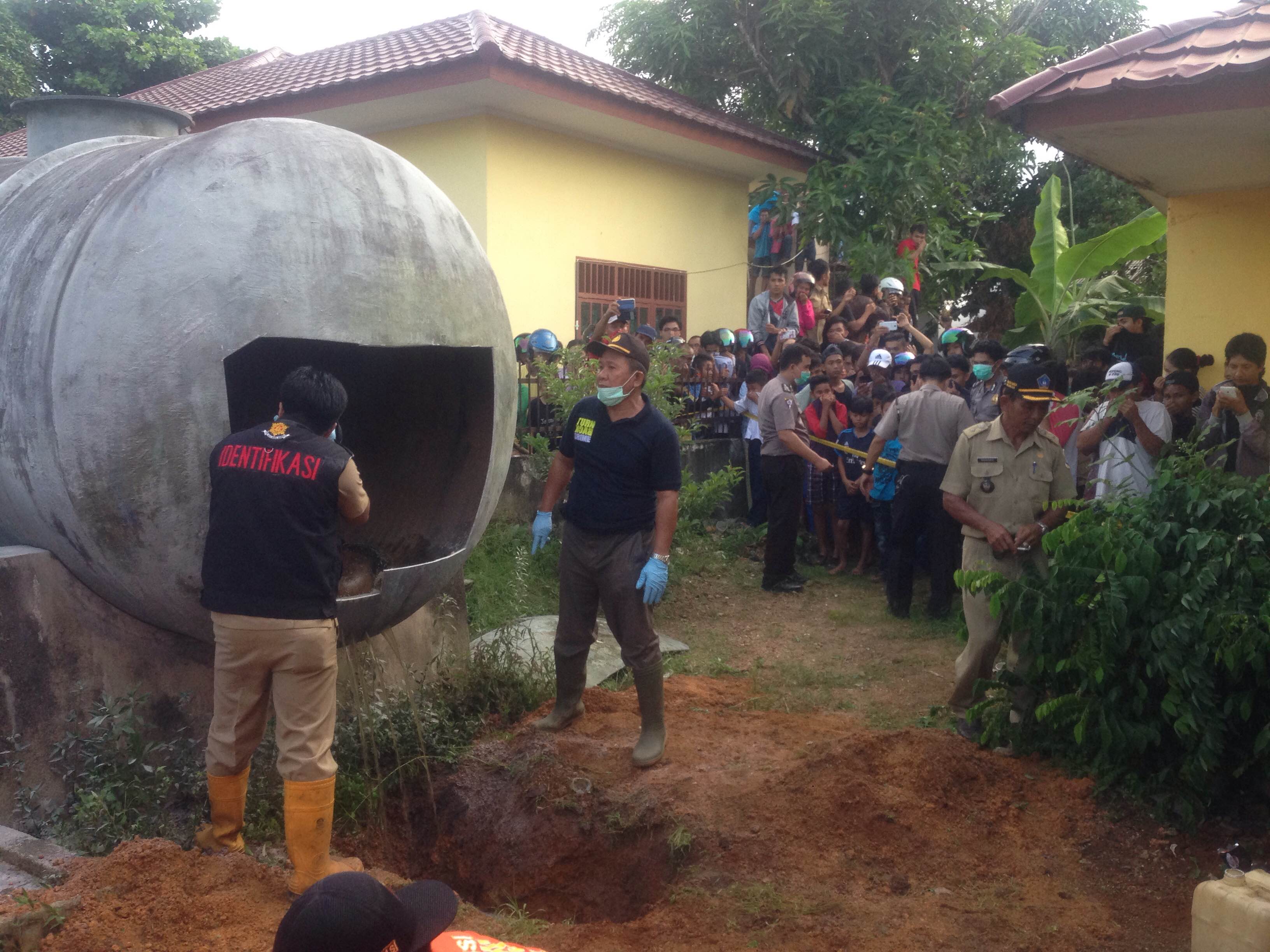 Aroma tak Sedap Dalam Tangki Air Ini Sudah Tercium Pihak Kelurahan Selama Seminggu