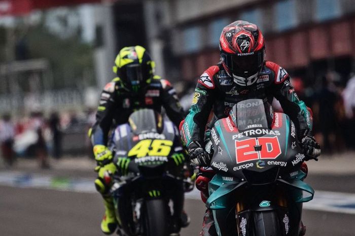 fabio-quartararo-depan-saat-dibayangi-pembalap-monster-energy-yamaha-valentino-rossi.jpg
