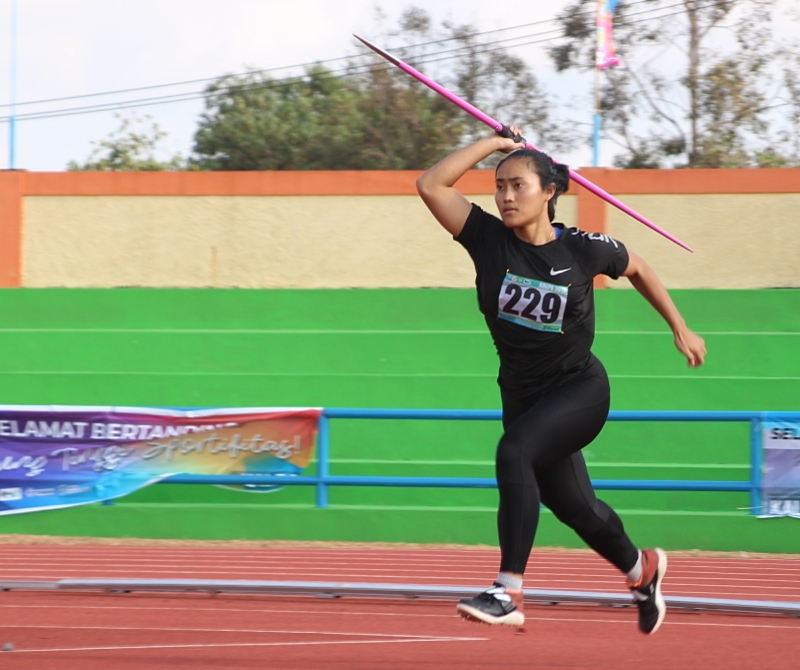 fira-firliana-yuni-saat-melakukan-lempar-lembing.jpg