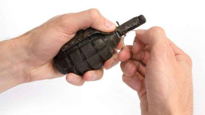 Rambo Warga Mentok Simpan 4 Benda Mirip Granat di Kebun, Diledakkan Brimob Babel Ternyata Cuma Besi