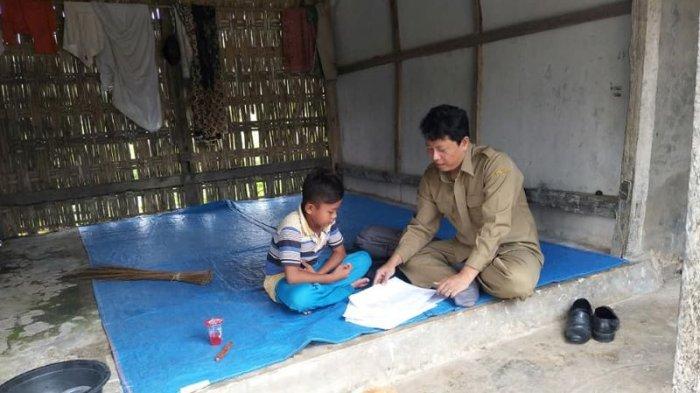 guru-datangi-siswa-ke-rumah-muridnya-yang-tak-mampu-belajar-dari-rumah.jpg