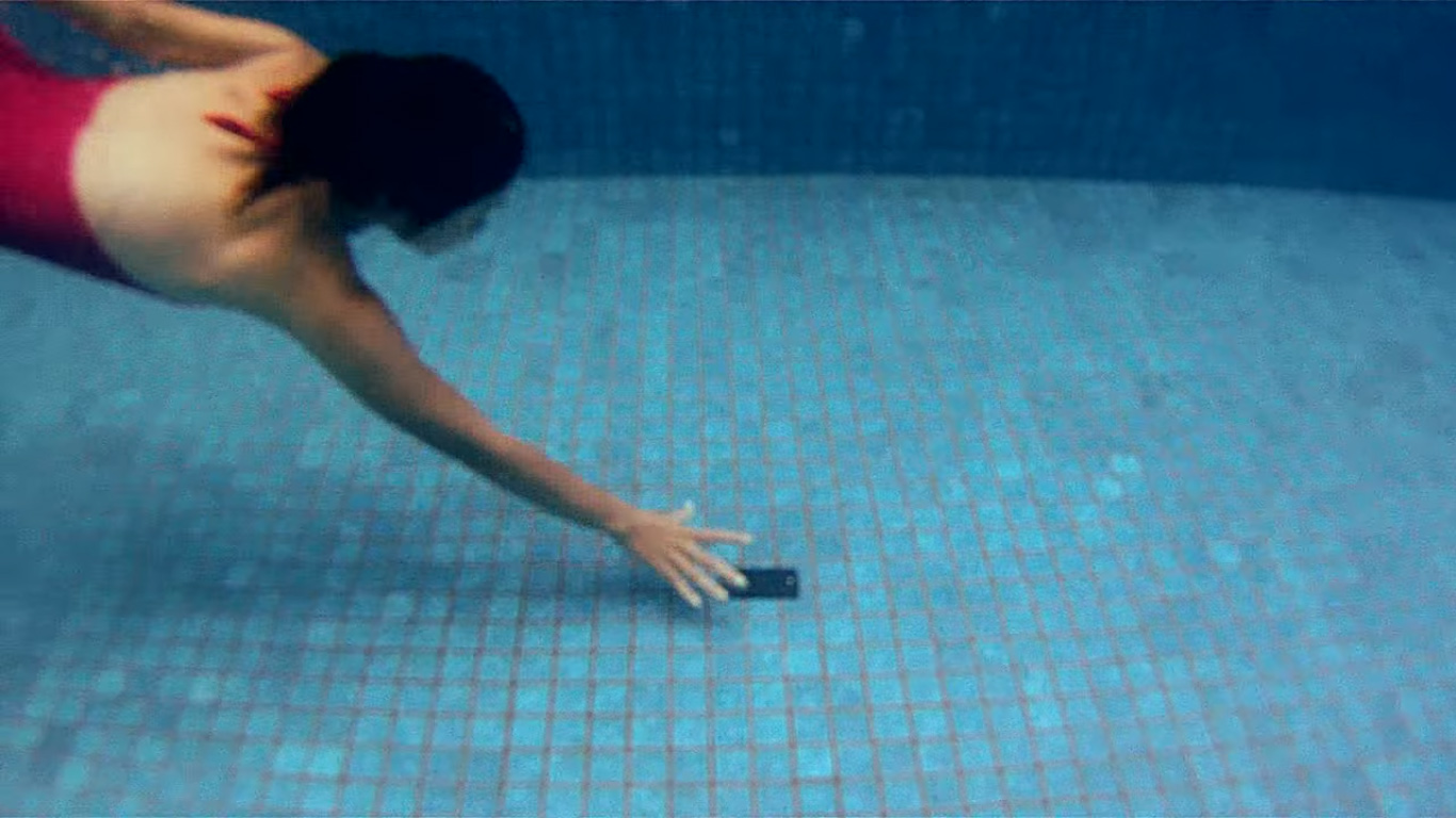 (Video) Cara Menyelamatkan Handphone Nyebur di Air