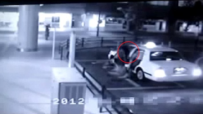 (Video) Menyeramkan, Bayangan Hitam Melayang Terekam CCTV Mengikuti Seorang Pria Masuk Taksi