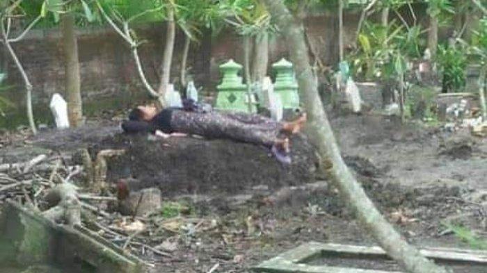 ibu-tidur-di-kuburan-anaknya-di-kecamatan-mijen-demak-jawa-tengah.jpg