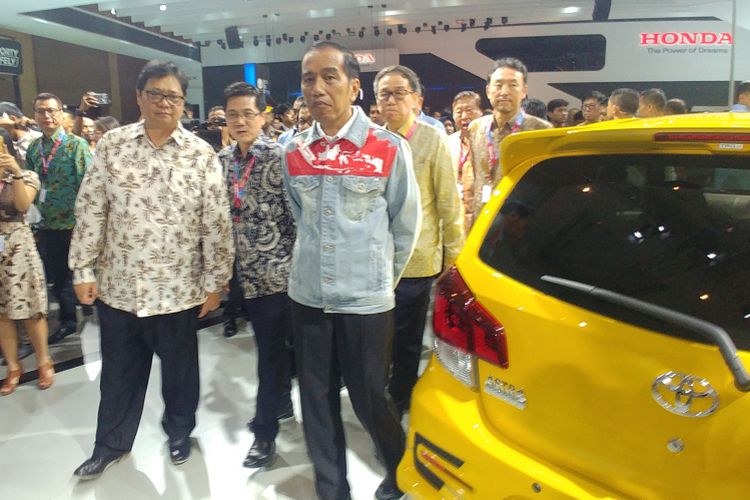 Kenakan Jaket Denim Custom Jokowi Keliling IIMS Sempat Mampir ke Stan Motor Modifikasi