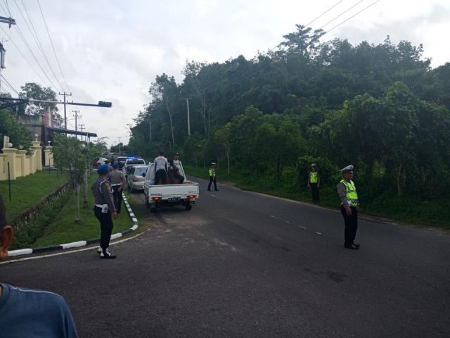 iring-iringan-kendaraan-pengunjuk-rasa-mendapat-pengawalan-jajaran-polres-bangka-selatan_20180423_110012.jpg