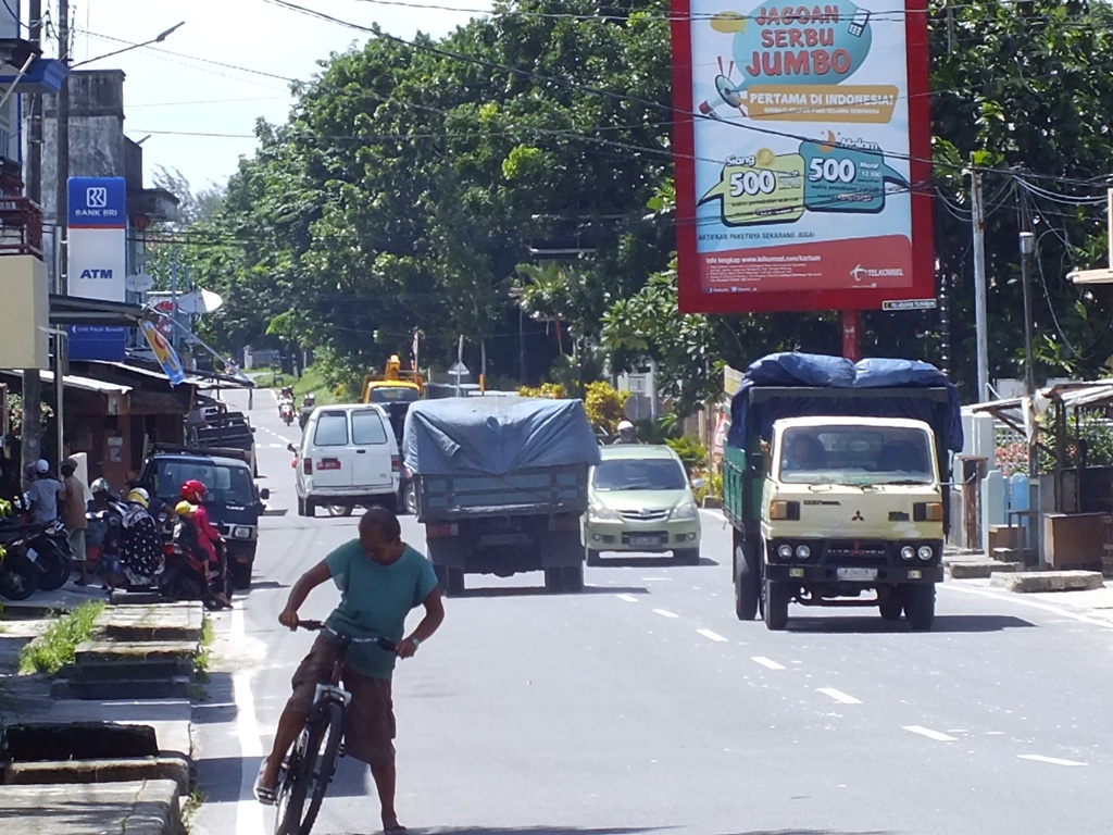 Jalur Menuju Pantai Tanjungpendam Satu Arah