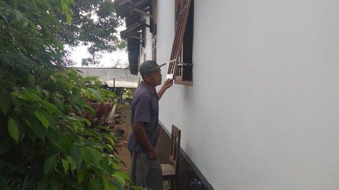 jendela-kamar-dewi-yang-digunakan-pelaku-pembacokan-masuk-ke-dalam-rumah-di-tulungagung.jpg