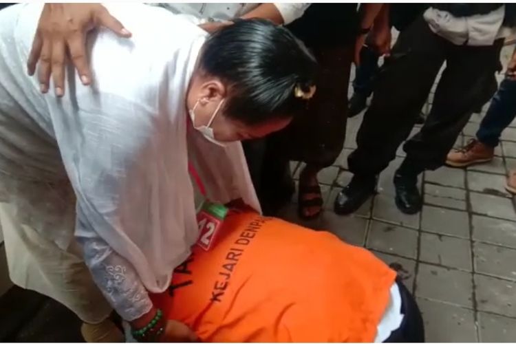Jerinx SID Sujud dan Cium Kaki Ibunya, Tangis Pun Pecah Sebelum Sidang Pledoi