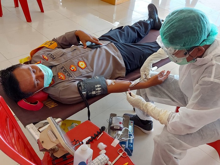kapolres-beltim-sedang-donor-darah.jpg