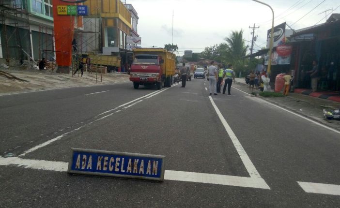Hindari Motor di Depannya, Sopir Truk Banting Setir Senggol Pengendara Lain