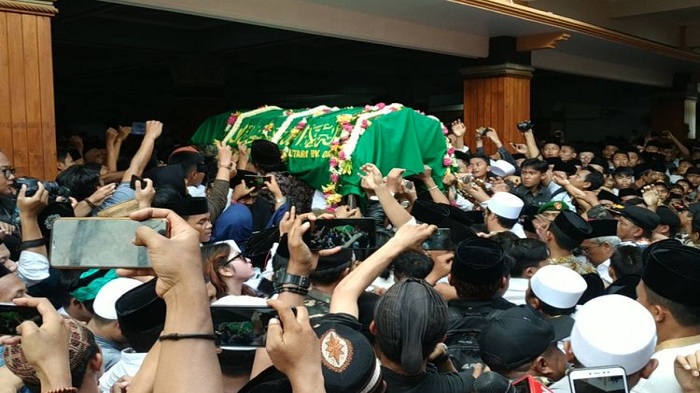 keranda-jenazah-gus-sholah.jpg