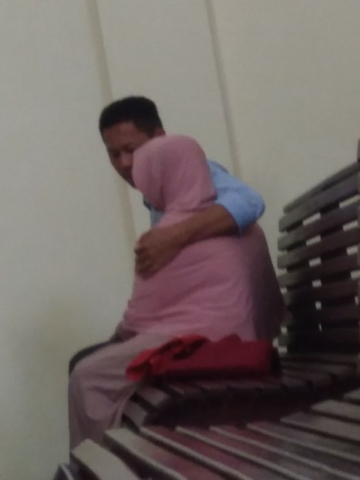 kurniadi-bin-sandi-menangis-memeluk-sang-ibu-usai-mendengar-putusan-mejalis-hakim_20180328_175052.jpg