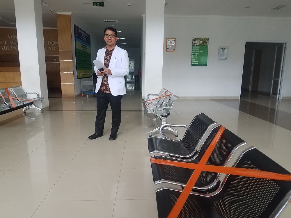 kursi-tunggu-di-rsud-h-marsidi-judono-senin-233-sudah-diselotip.jpg