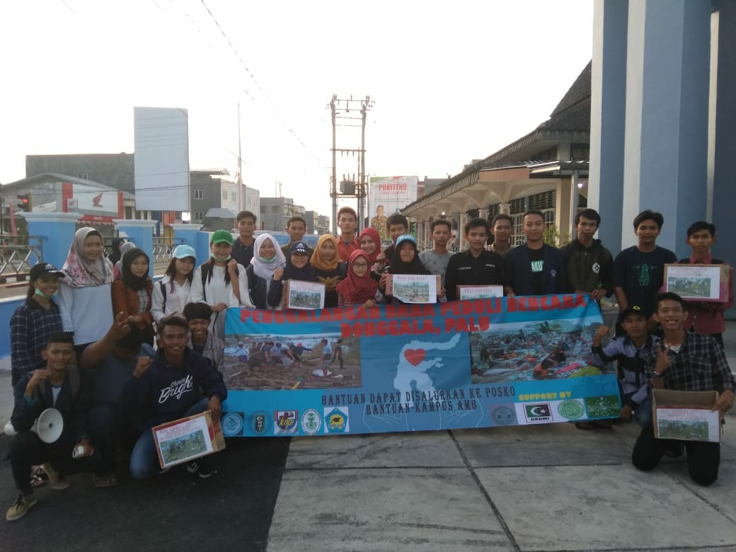 mahasiwa-amb-selasa-210-berfoto-bersama-setelah-melakukan-penggalangan-dana_20181002_202819.jpg