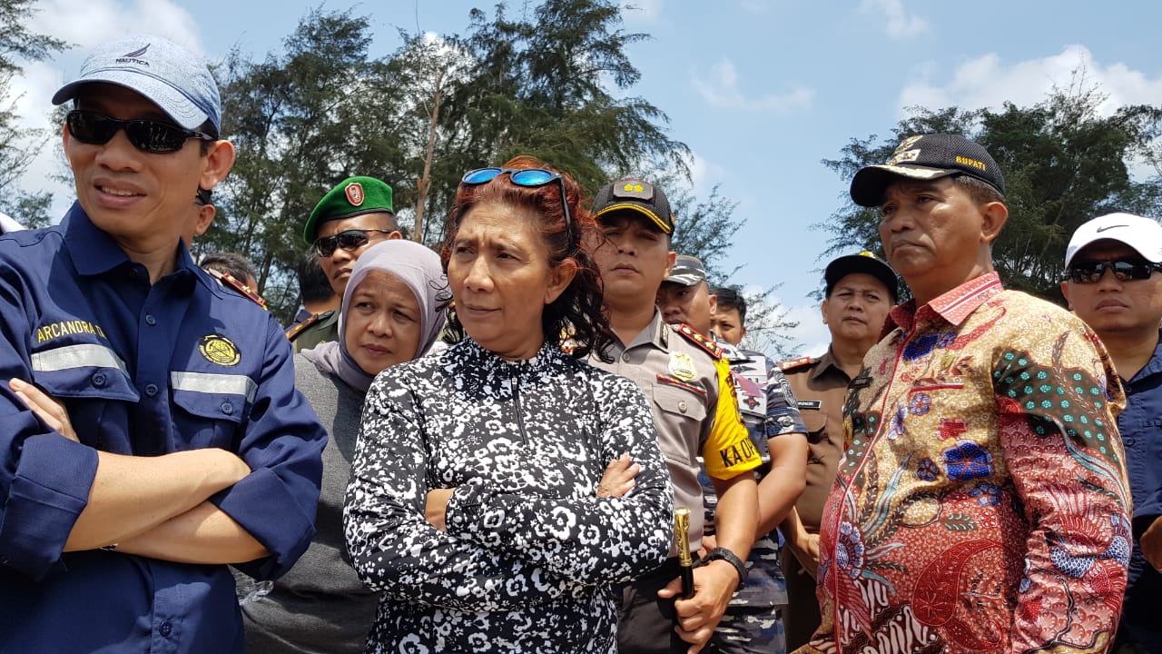 menteri-kkp-susi-pudjiastuti-bersama-wakil-menteri-esdm_20181004_151851.jpg