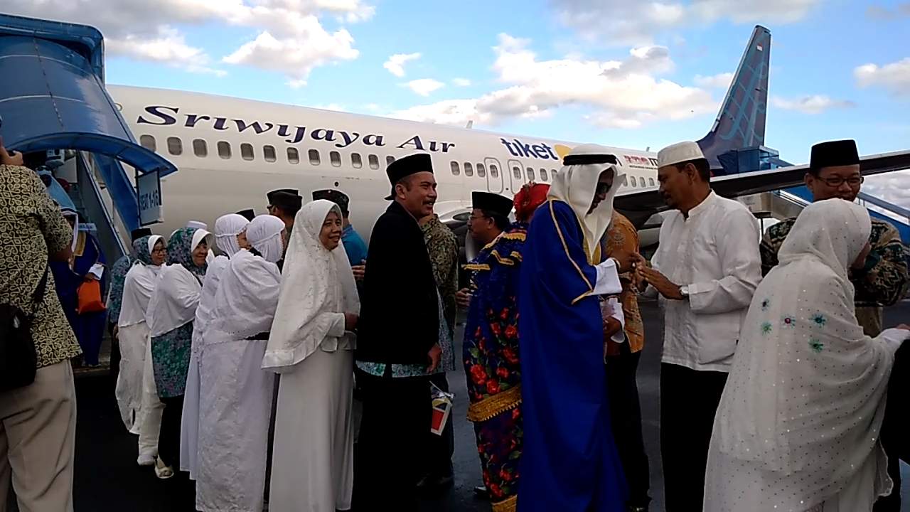 menyambut-kedatangan-jemaah-haji-yang-tiba-di-belitung_20180907_194523.jpg