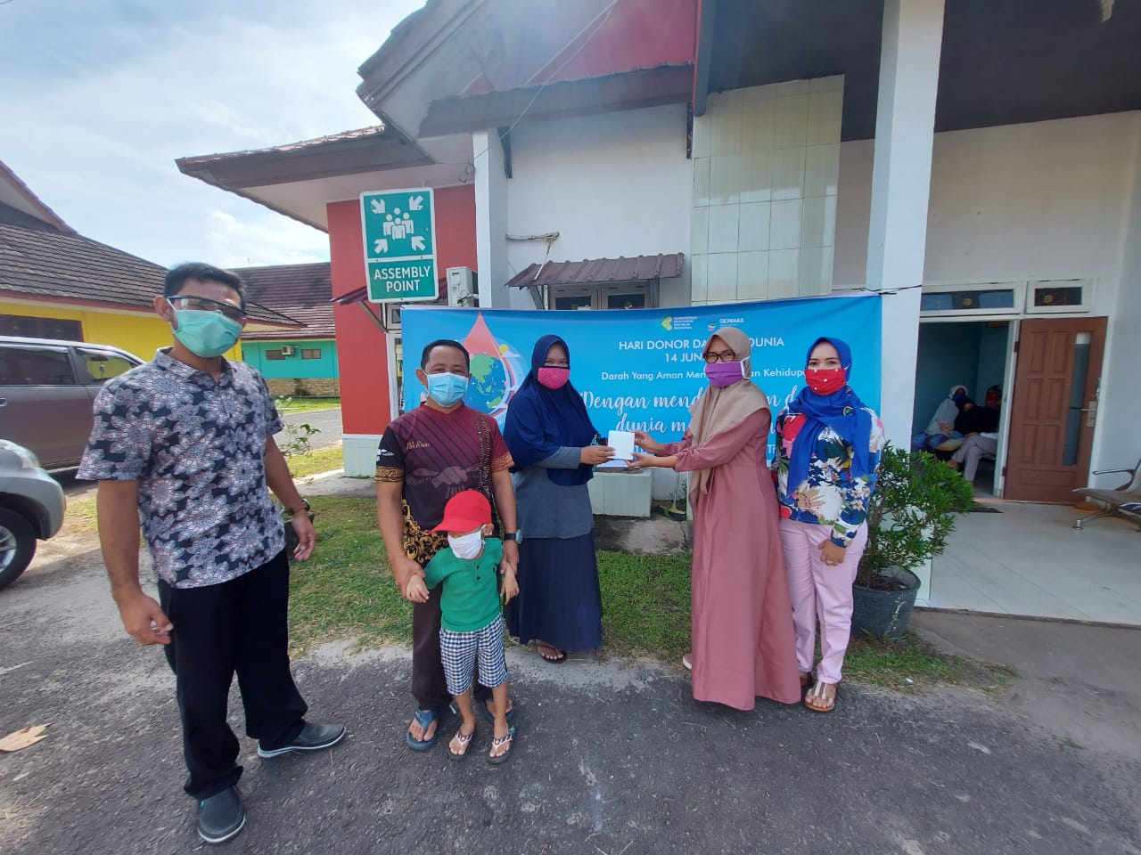 menyerahkan-merchandise-kepada-pendonor-yang-sudah-mendonorkan-darahnya-25-kali.jpg