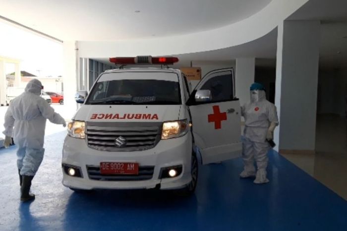 mobil-ambulans-milik-rsud-dr-haulussy.jpg