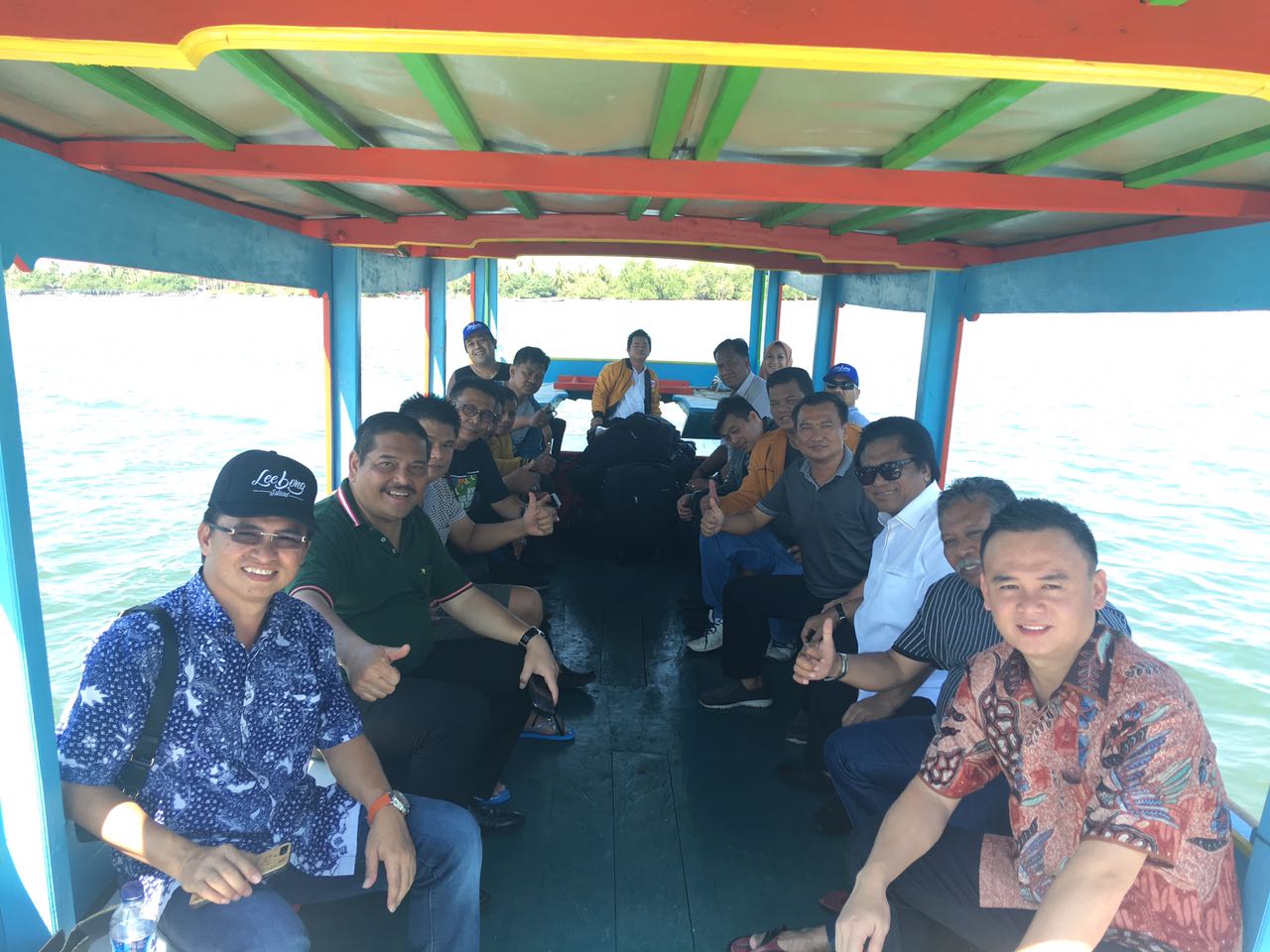 oso-dan-rombongan-saat-naik-perahu-di-pulau-lebong_20180504_172017.jpg