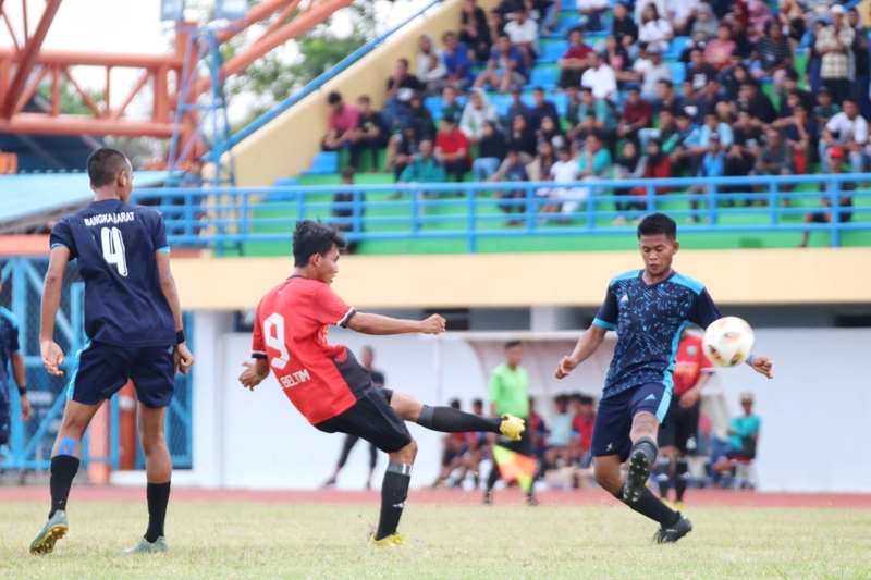 pemain-ps-beltim-memberikan-umpan-kepada-rekannya.jpg