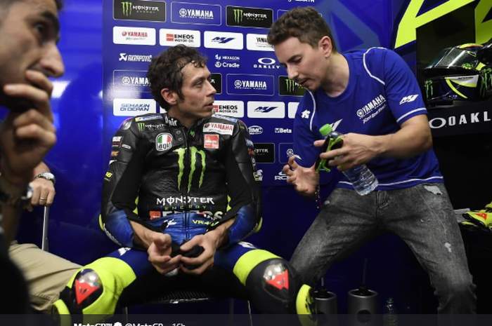 pembalap-monster-energy-yamaha-valentino-rossi-kiri.jpg