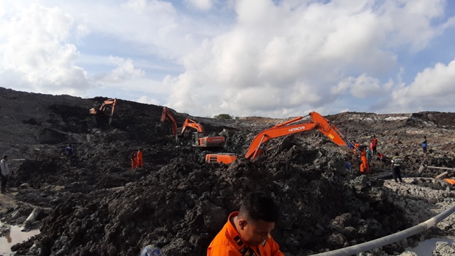 pencarian-korban-tanah-longsor-di-lokasi.jpg