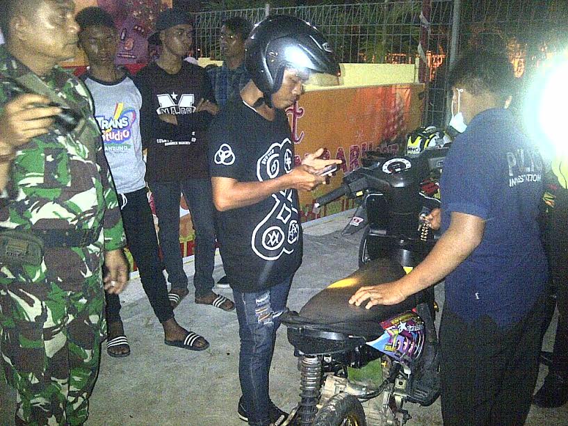 Petugas Memeriksa Pengunjung Merayakan Malam Tahun Baru di Tanjungpendam