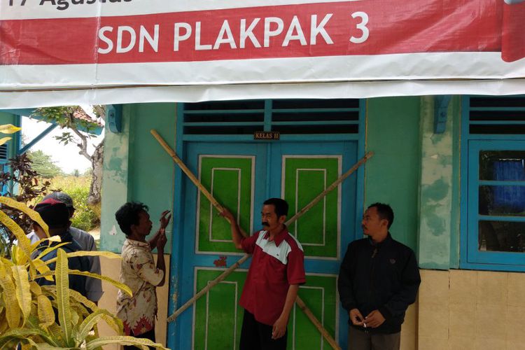 penyegelan-sekolah-oleh-pemilik-lahan-di-sdn-3-plakpak-kamis-2092018_20180920_164621.jpg