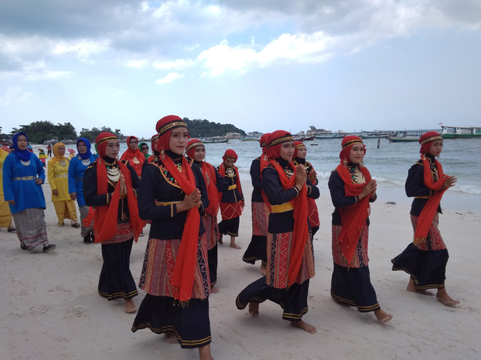 Pesona Belitung Beach Festival Ditutup dengan Pelepasan Lampion dan Pesta Kembang Api