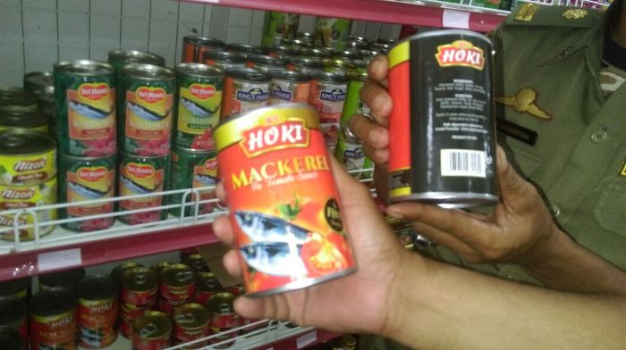pol-pp-bangka-memeriksa-produk-ikan-kaleng-di-belinyu_20180327_203032.jpg