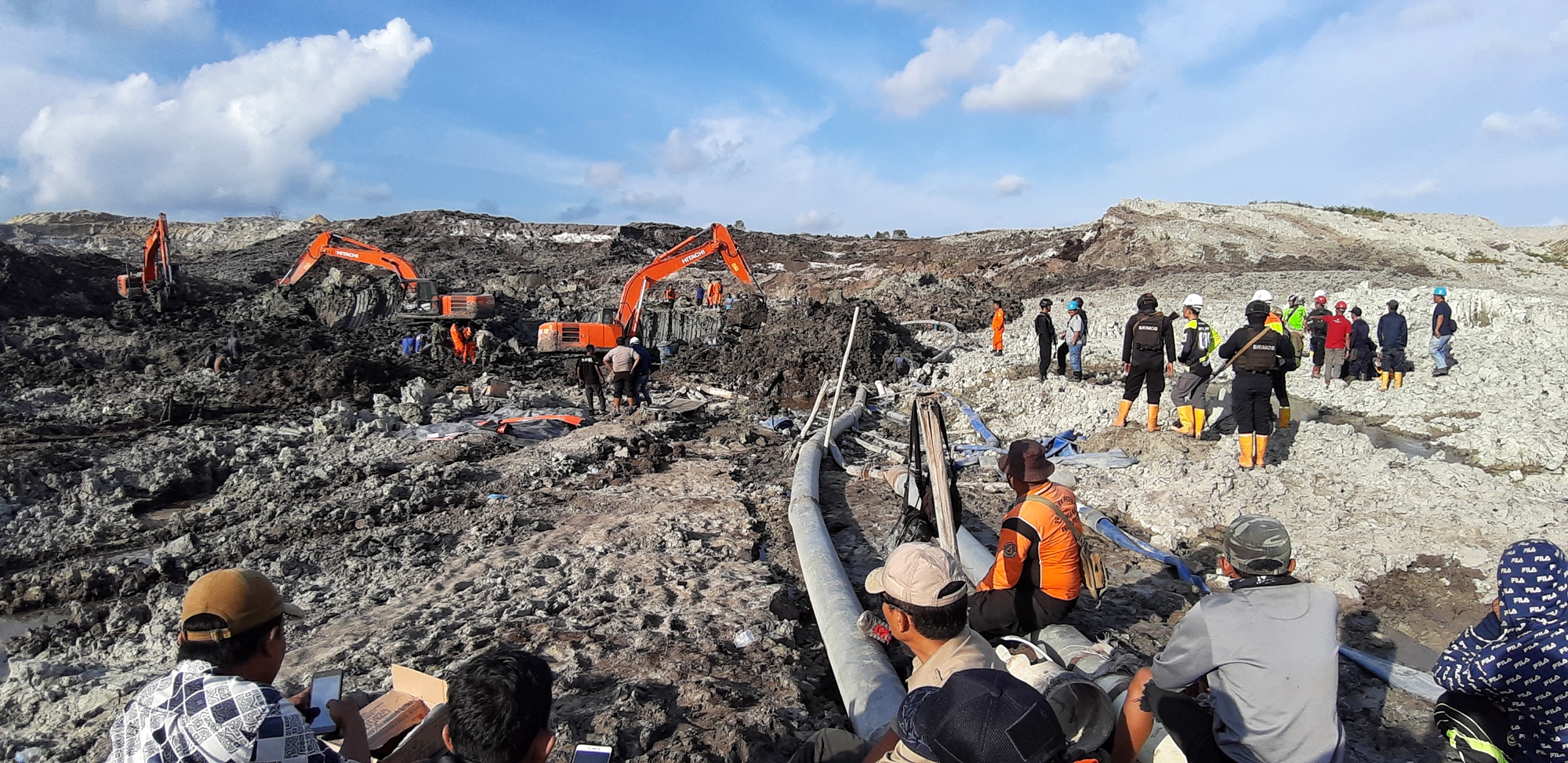 proses-pencarian-korban-tertimbun-di-dusun-merante.jpg