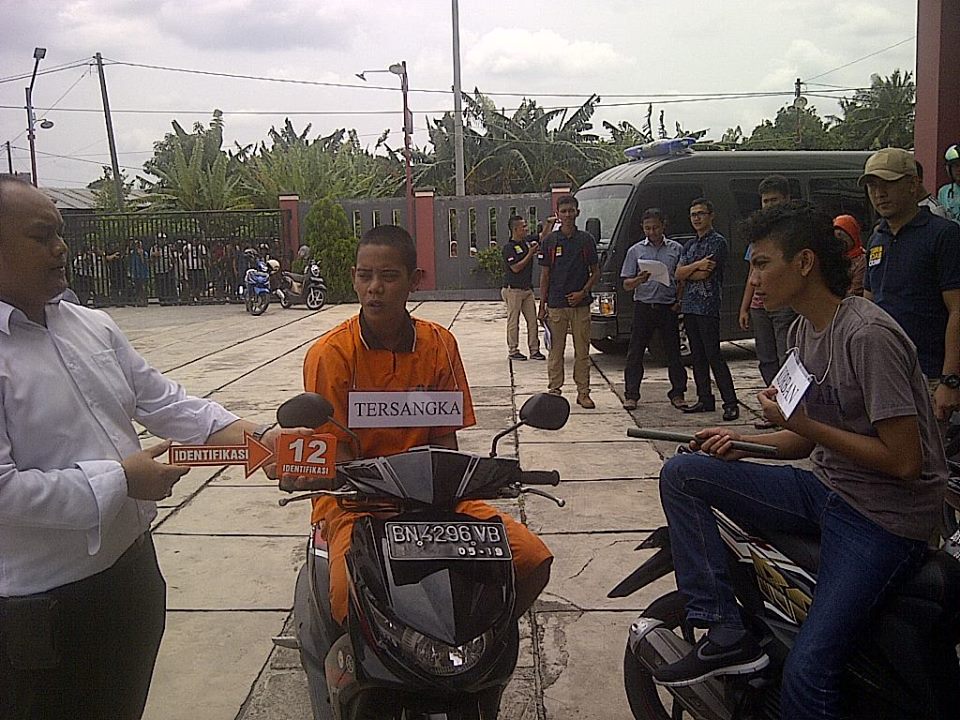 rekonstruksi-terhadap-kasus-penganiayaan-korban-joko_20170209_174747.jpg