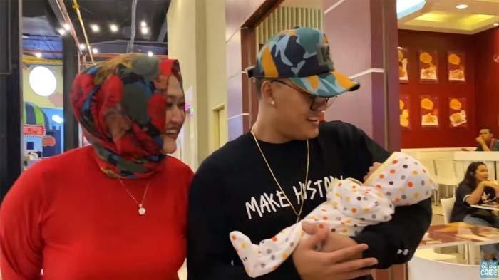 rizky-febian-gendong-adik-barunya-q.jpg