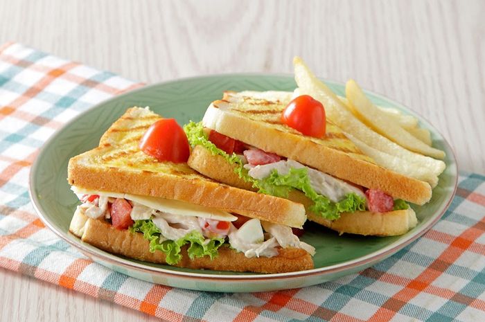 Sandwich Roti Ayam Mayones yang Enak Ini Bisa Bikin Perut Kenyang Lebih Lama