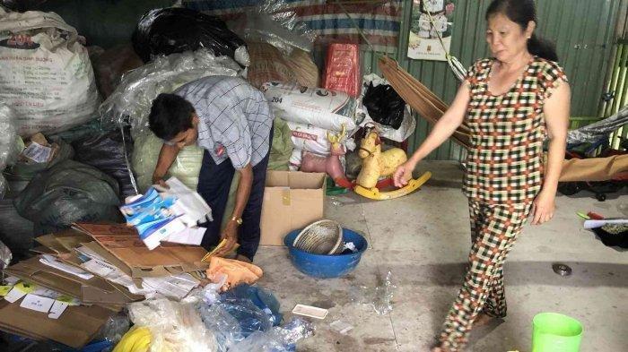 seorang-pengepul-sampah-baik-hati-kembalikan-tas-isi-uang.jpg