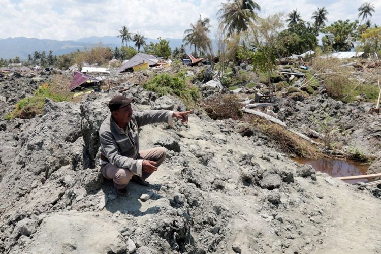 seorang-warga-palu-menunjukkan-sebuah-rumah-beton-yang-digulung-lumpur_20181002_173600.jpg