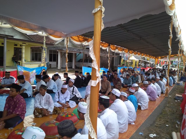 suasana-acara-nganggung-pada-perayaan-ruah-kubur-desa-keretak_20180428_084750.jpg