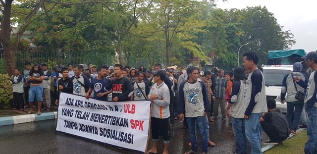 suasana-aksi-unjuk-rasa-massa-dari-bangka-selatan-di-kantor-pt-timah_20180423_132813.jpg
