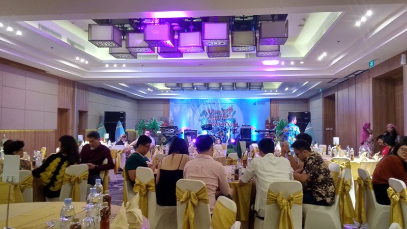 suasana-ballroom-hotel-santika.jpg