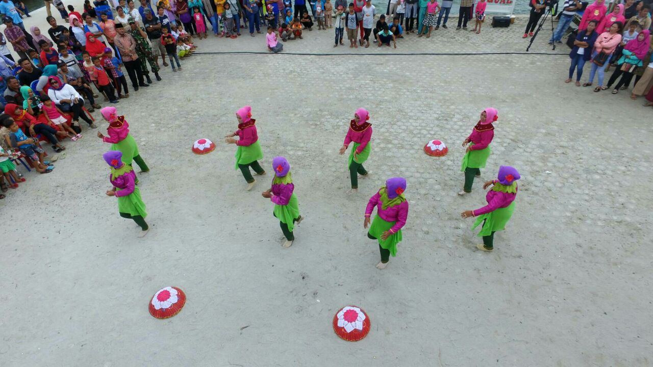 tarian-mentudung-yang-dipentaskan-di-desa-suak-gual_20180418_170125.jpg