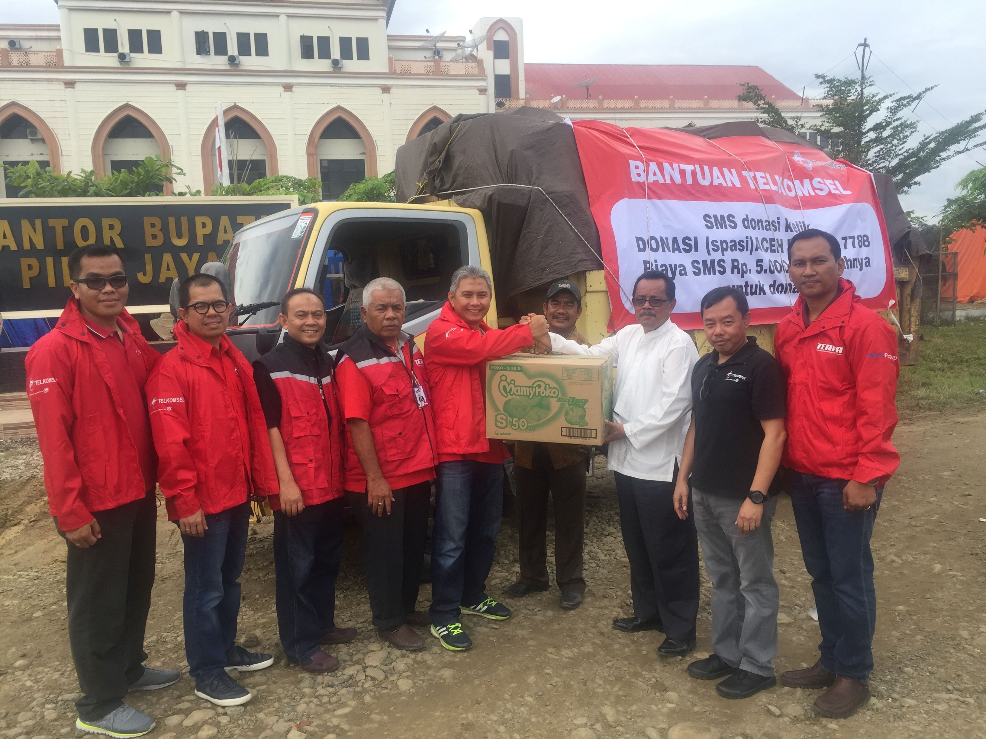 Telkomsel Serahkan Bantuan Korban Bencana Gempa Pidie Jaya