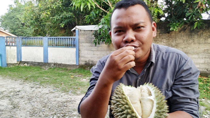 tengah-menikmati-durian.jpg