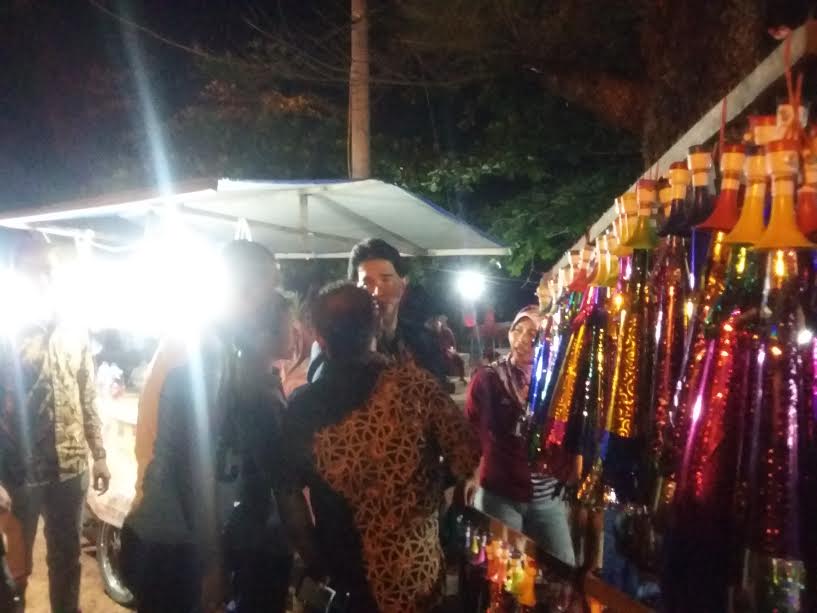 Menunggu Pergantian Tahun, Bupati Yuslih Menyempatkan Diri Beli Terompet