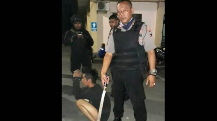 Bawa Parang, Dua Pemuda Ini Tendang Polisi, Begini Kisahnya